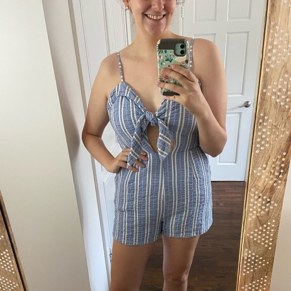 Lost + Wander Seersucker Blue & White Striped Romper w Pockets & Tie Front Large - Picture 2 of 11